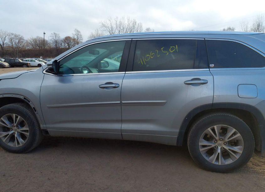 Photo 15 of 2015 Toyota Highlander XLE V6 (VIN 5TDJKRFH0FS224326)