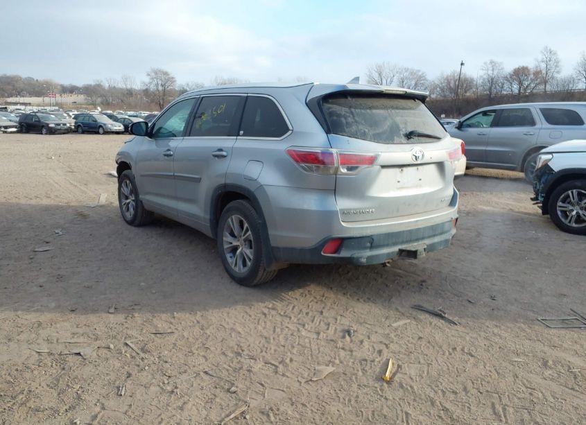 Photo 3 of 2015 Toyota Highlander XLE V6 (VIN 5TDJKRFH0FS224326)