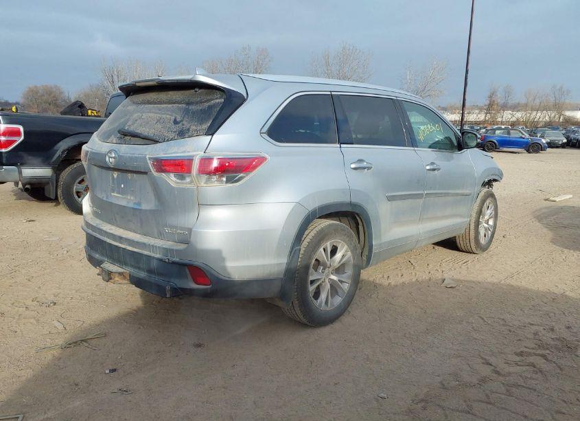 Photo 4 of 2015 Toyota Highlander XLE V6 (VIN 5TDJKRFH0FS224326)