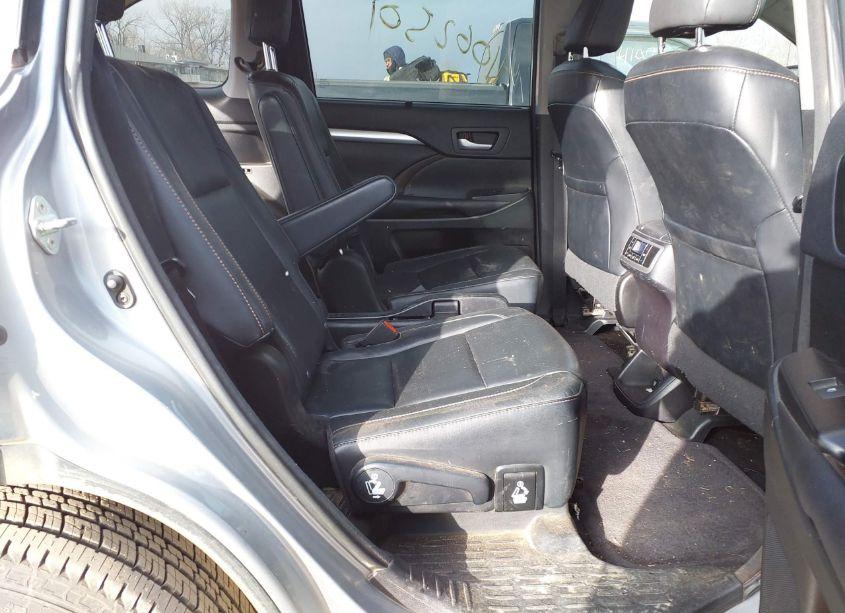 Photo 8 of 2015 Toyota Highlander XLE V6 (VIN 5TDJKRFH0FS224326)