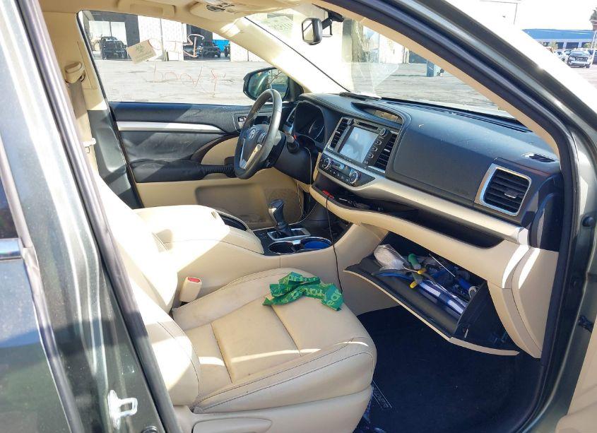 Photo 5 of 2016 Toyota Highlander XLE V6 (VIN 5TDJKRFH0GS244108)