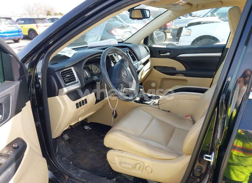 Photo 5 of 2016 Toyota Highlander XLE V6 (VIN 5TDJKRFH0GS283670)