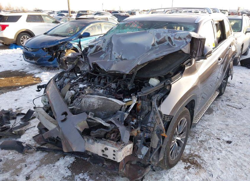 Photo 17 of 2016 Toyota Highlander XLE V6 (VIN 5TDJKRFH0GS310799)