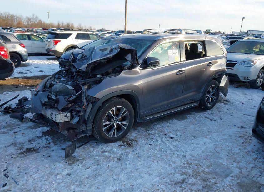 Photo 2 of 2016 Toyota Highlander XLE V6 (VIN 5TDJKRFH0GS310799)