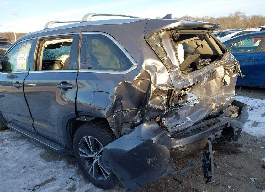 Photo 21 of 2016 Toyota Highlander XLE V6 (VIN 5TDJKRFH0GS310799)