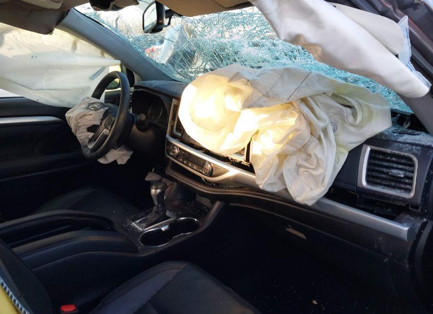 Photo 5 of 2016 Toyota Highlander XLE V6 (VIN 5TDJKRFH0GS310799)