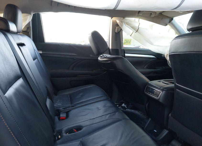 Photo 8 of 2016 Toyota Highlander XLE V6 (VIN 5TDJKRFH0GS310799)