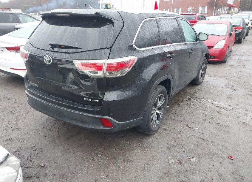 Photo 4 of 2016 Toyota Highlander XLE V6 (VIN 5TDJKRFH0GS322659)