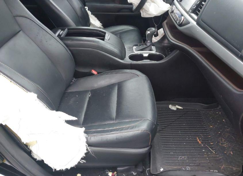 Photo 5 of 2016 Toyota Highlander XLE V6 (VIN 5TDJKRFH0GS322659)