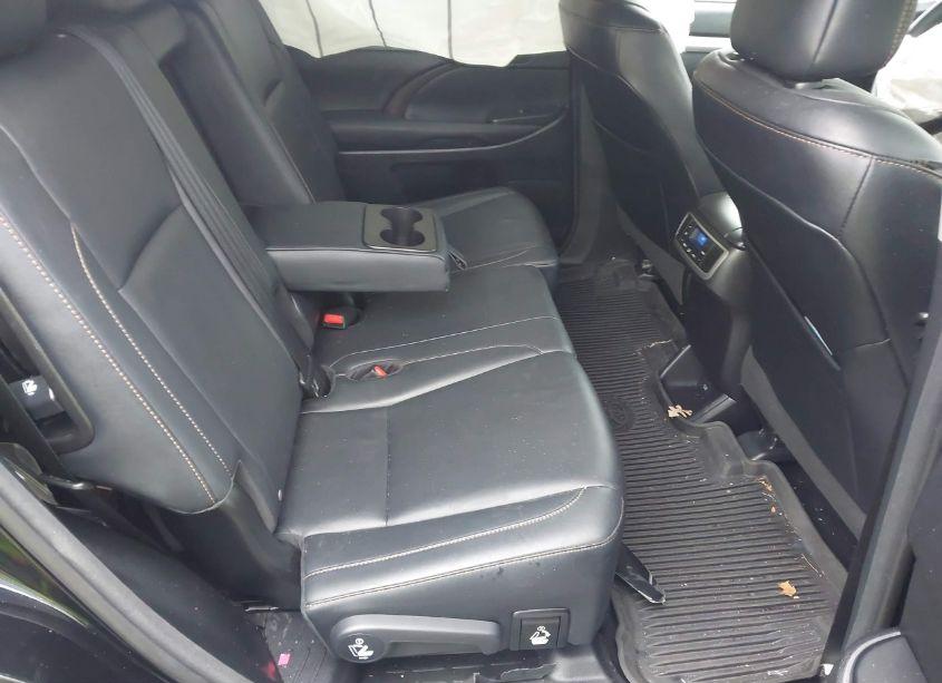 Photo 8 of 2016 Toyota Highlander XLE V6 (VIN 5TDJKRFH0GS322659)