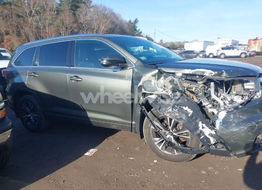 Photo 13 of 2016 Toyota Highlander XLE V6 (VIN 5TDJKRFH0GS343981)