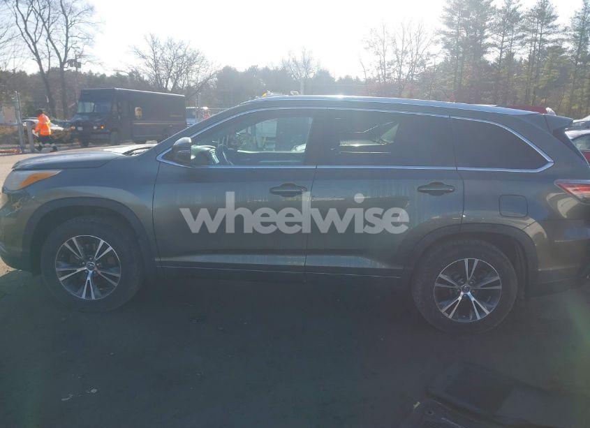 Photo 14 of 2016 Toyota Highlander XLE V6 (VIN 5TDJKRFH0GS343981)