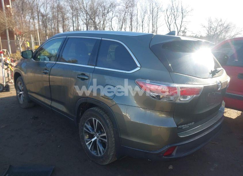 Photo 3 of 2016 Toyota Highlander XLE V6 (VIN 5TDJKRFH0GS343981)
