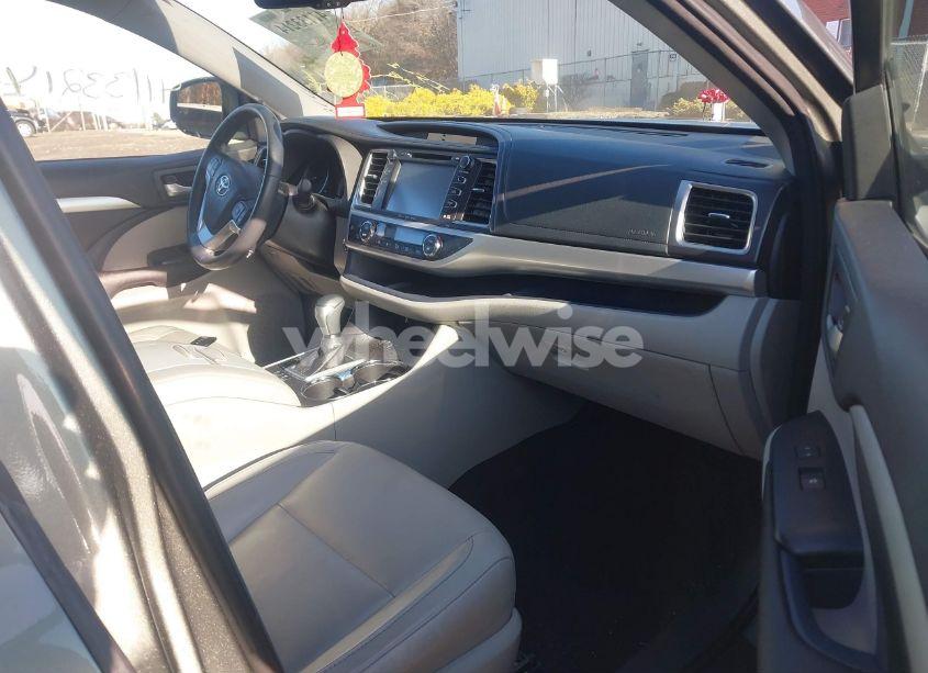 Photo 5 of 2016 Toyota Highlander XLE V6 (VIN 5TDJKRFH0GS343981)