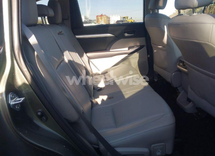 Photo 8 of 2016 Toyota Highlander XLE V6 (VIN 5TDJKRFH0GS343981)