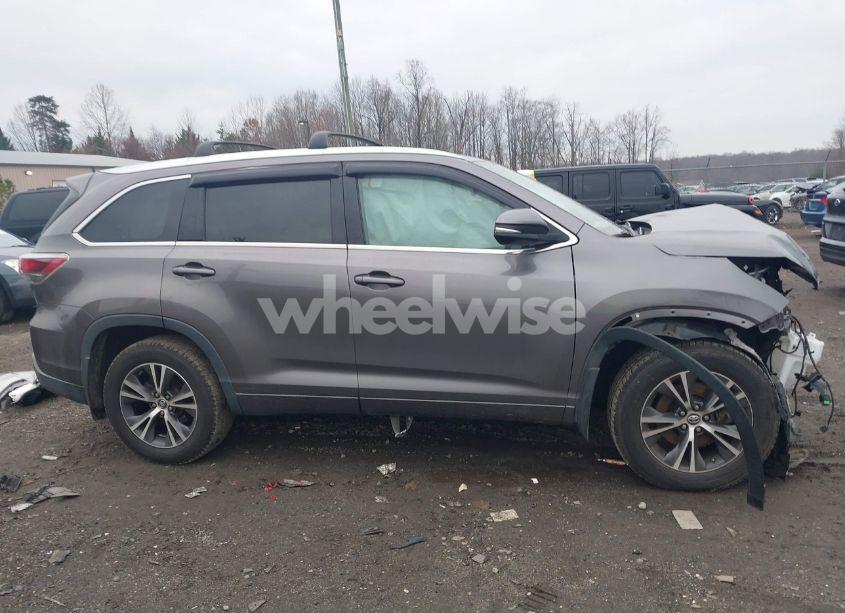 Photo 12 of 2016 Toyota Highlander XLE V6 (VIN 5TDJKRFH0GS506578)