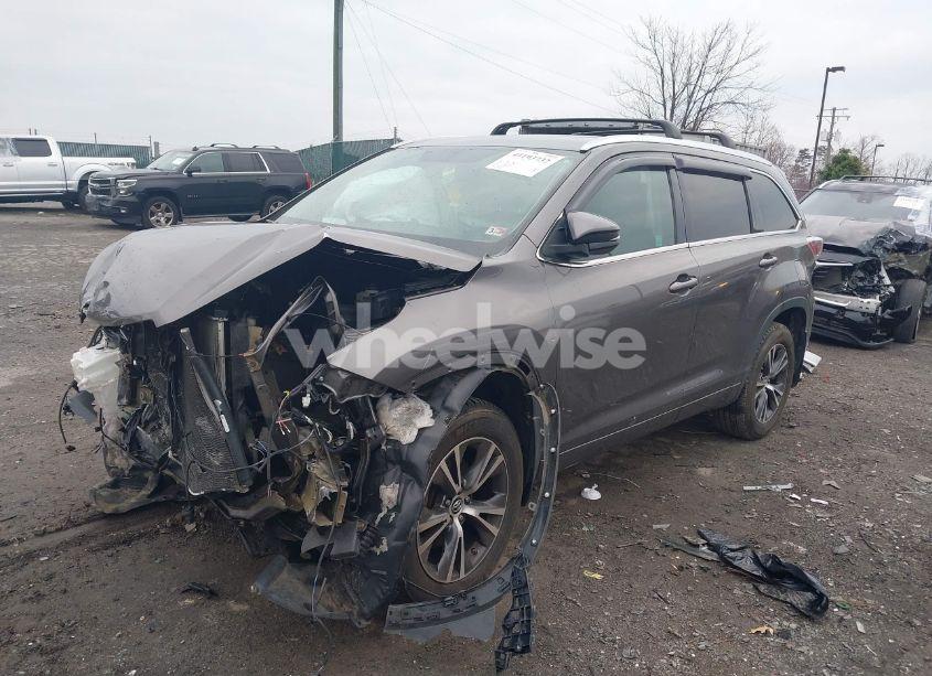 Photo 2 of 2016 Toyota Highlander XLE V6 (VIN 5TDJKRFH0GS506578)