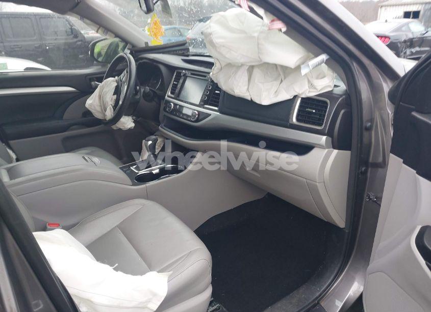 Photo 5 of 2016 Toyota Highlander XLE V6 (VIN 5TDJKRFH0GS506578)