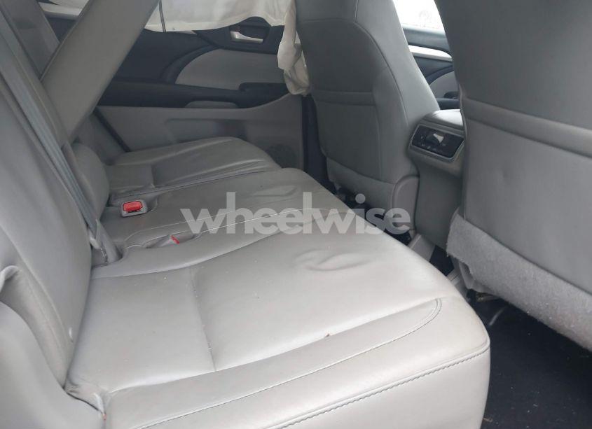 Photo 8 of 2016 Toyota Highlander XLE V6 (VIN 5TDJKRFH0GS506578)