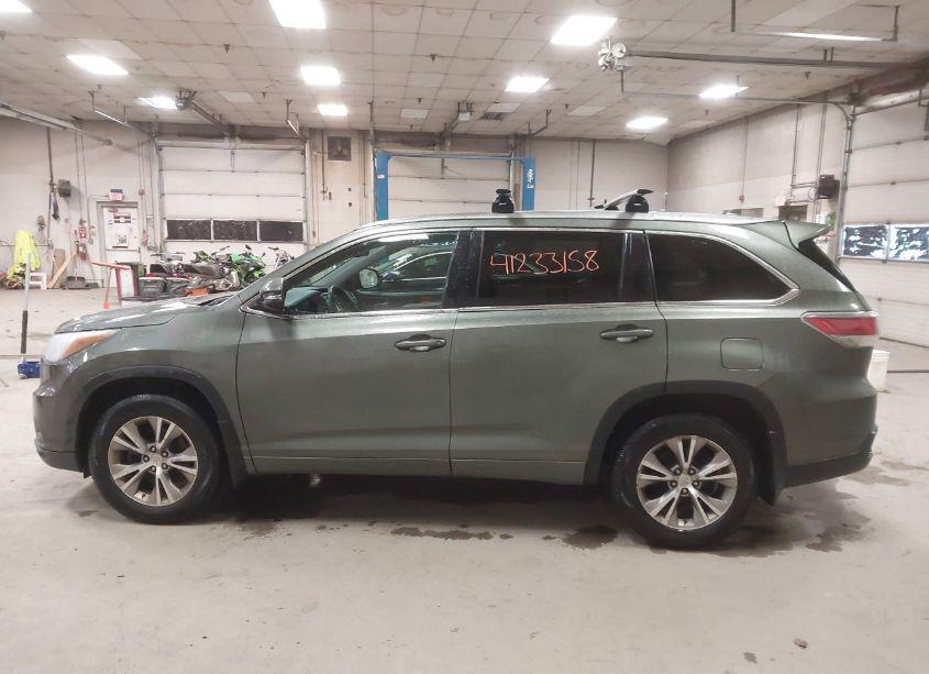 Photo 14 of 2015 Toyota Highlander XLE V6 (VIN 5TDJKRFH1FS126003)