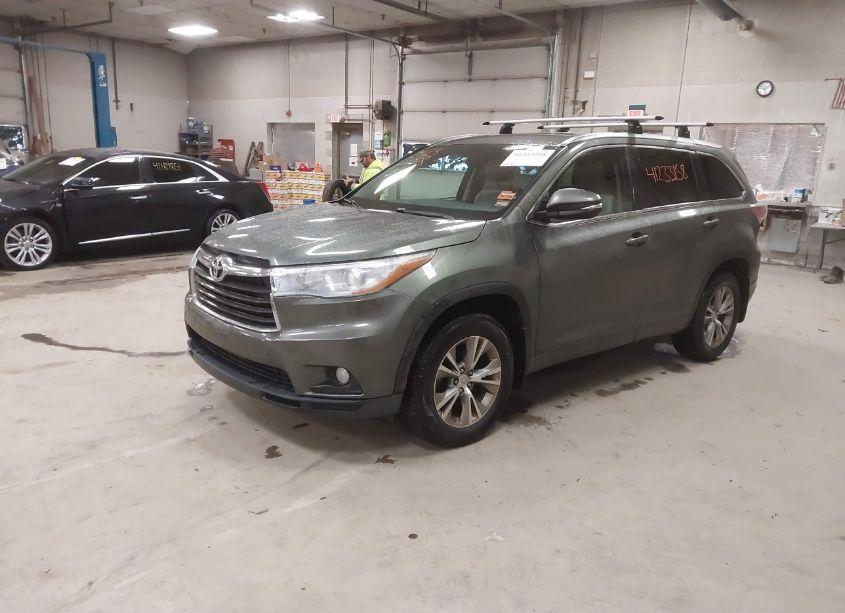 Photo 2 of 2015 Toyota Highlander XLE V6 (VIN 5TDJKRFH1FS126003)