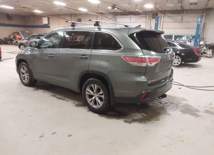 Photo 3 of 2015 Toyota Highlander XLE V6 (VIN 5TDJKRFH1FS126003)