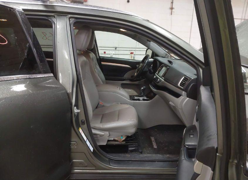 Photo 5 of 2015 Toyota Highlander XLE V6 (VIN 5TDJKRFH1FS126003)