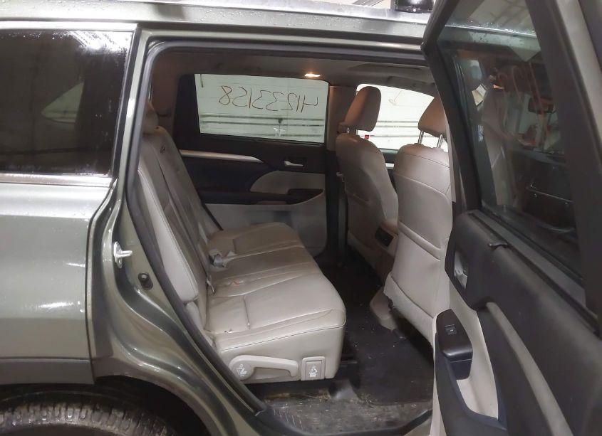 Photo 8 of 2015 Toyota Highlander XLE V6 (VIN 5TDJKRFH1FS126003)