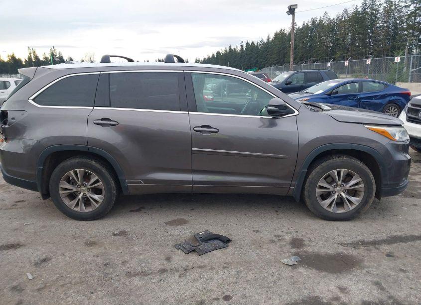 Photo 13 of 2015 Toyota Highlander XLE V6 (VIN 5TDJKRFH1FS154660)