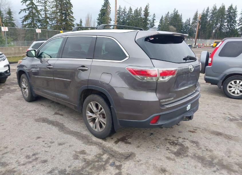 Photo 3 of 2015 Toyota Highlander XLE V6 (VIN 5TDJKRFH1FS154660)