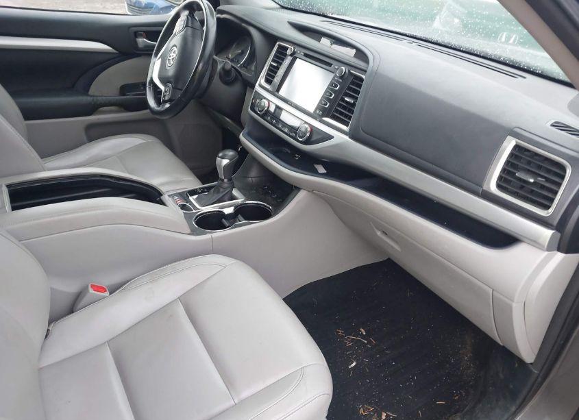 Photo 5 of 2015 Toyota Highlander XLE V6 (VIN 5TDJKRFH1FS154660)