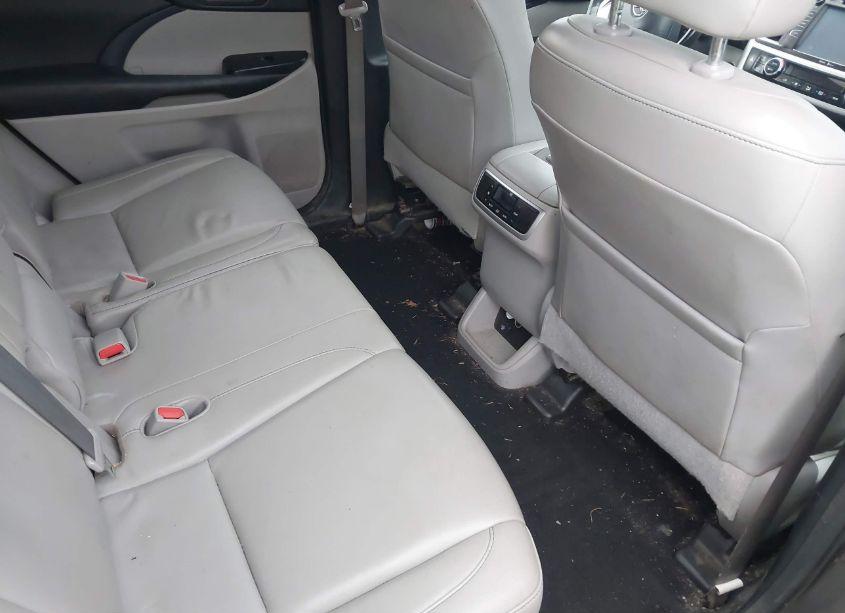 Photo 8 of 2015 Toyota Highlander XLE V6 (VIN 5TDJKRFH1FS154660)