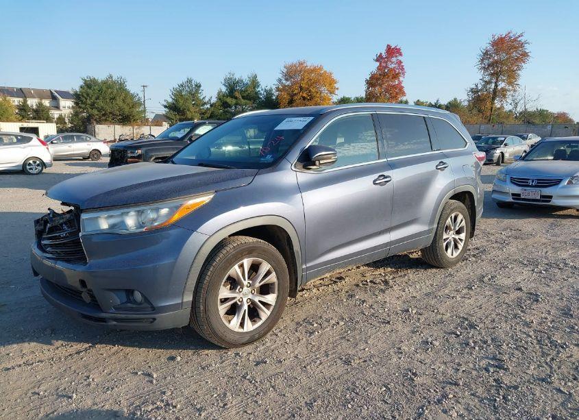 Photo 2 of 2015 Toyota Highlander XLE V6 (VIN 5TDJKRFH1FS175976)