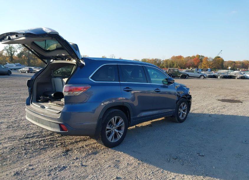 Photo 4 of 2015 Toyota Highlander XLE V6 (VIN 5TDJKRFH1FS175976)