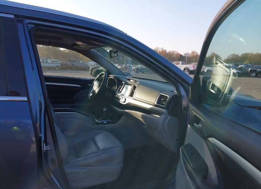 Photo 5 of 2015 Toyota Highlander XLE V6 (VIN 5TDJKRFH1FS175976)