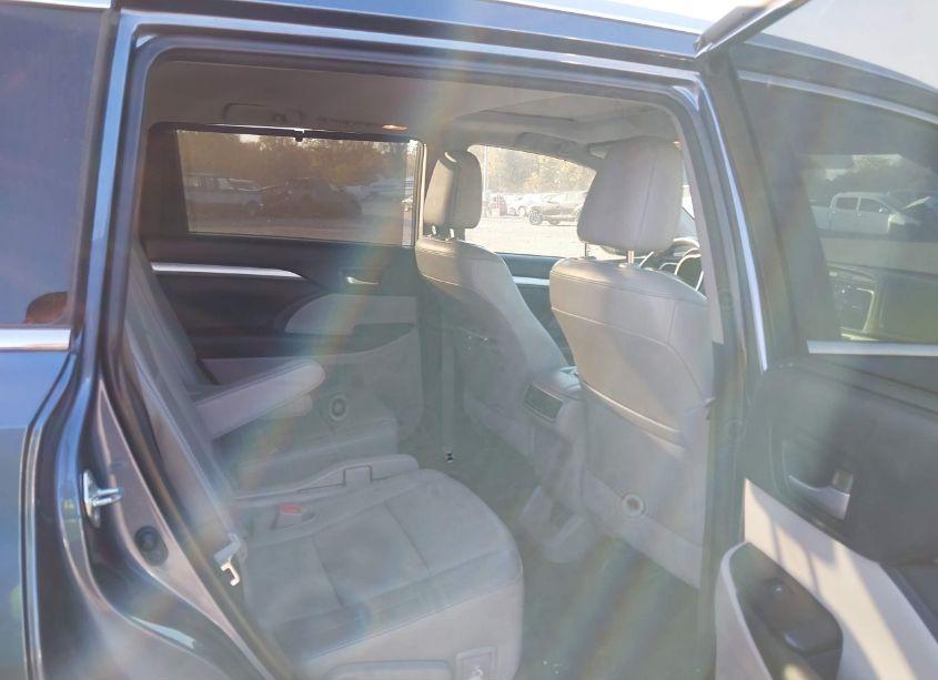 Photo 8 of 2015 Toyota Highlander XLE V6 (VIN 5TDJKRFH1FS175976)