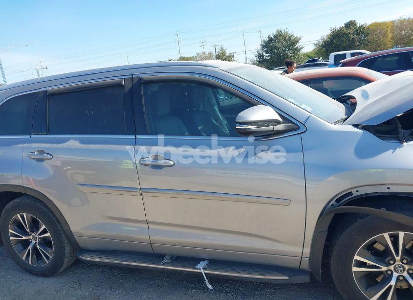 Photo 13 of 2016 Toyota Highlander XLE V6 (VIN 5TDJKRFH1GS285752)