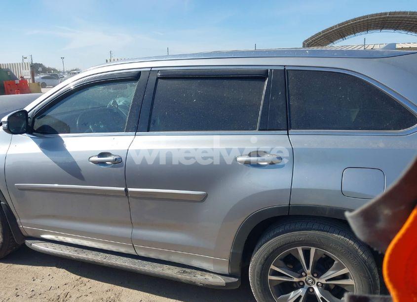 Photo 14 of 2016 Toyota Highlander XLE V6 (VIN 5TDJKRFH1GS285752)