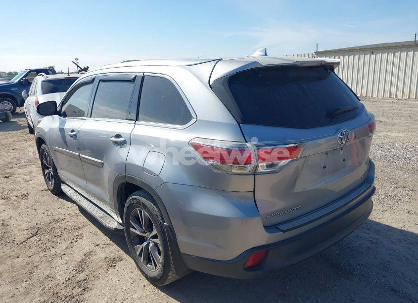 Photo 3 of 2016 Toyota Highlander XLE V6 (VIN 5TDJKRFH1GS285752)