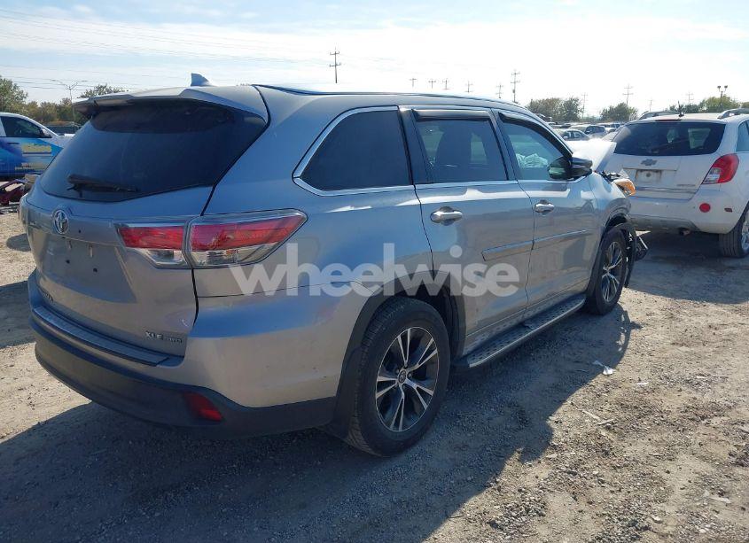 Photo 4 of 2016 Toyota Highlander XLE V6 (VIN 5TDJKRFH1GS285752)