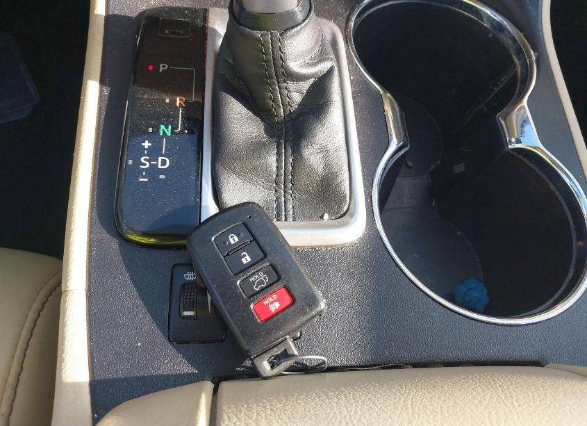 Photo 11 of 2016 Toyota Highlander XLE V6 (VIN 5TDJKRFH1GS303425)