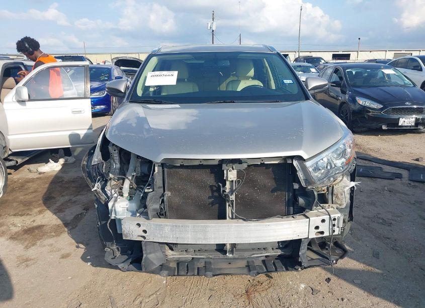 Photo 13 of 2016 Toyota Highlander XLE V6 (VIN 5TDJKRFH1GS303425)