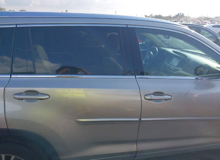 Photo 14 of 2016 Toyota Highlander XLE V6 (VIN 5TDJKRFH1GS303425)