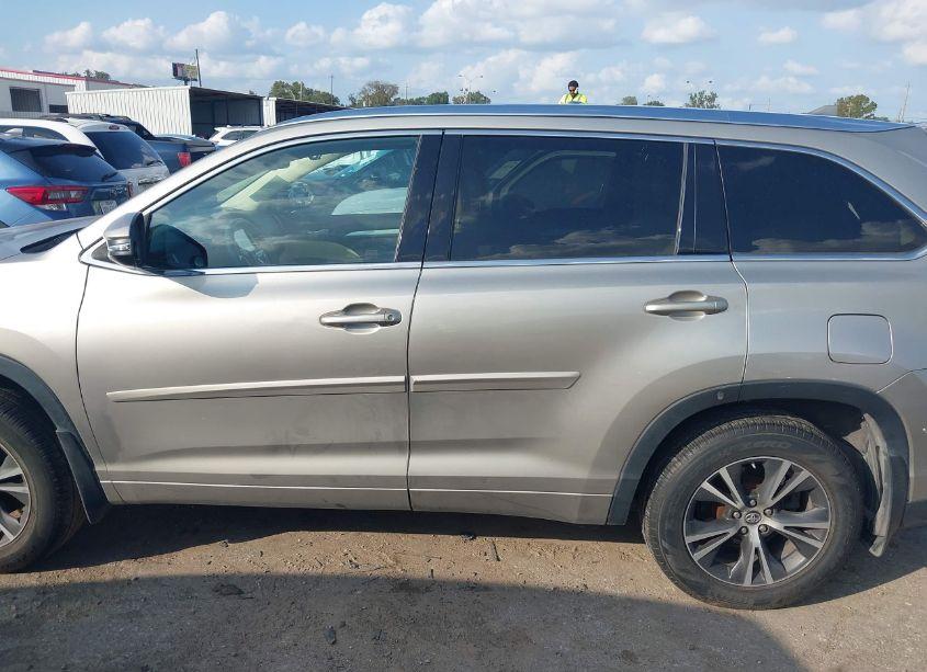 Photo 15 of 2016 Toyota Highlander XLE V6 (VIN 5TDJKRFH1GS303425)