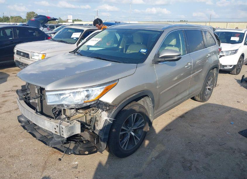 Photo 2 of 2016 Toyota Highlander XLE V6 (VIN 5TDJKRFH1GS303425)