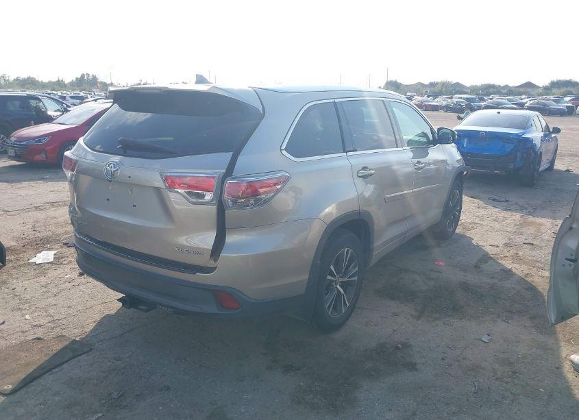 Photo 4 of 2016 Toyota Highlander XLE V6 (VIN 5TDJKRFH1GS303425)