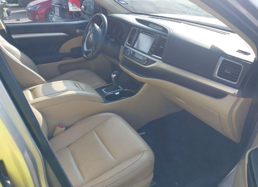 Photo 5 of 2016 Toyota Highlander XLE V6 (VIN 5TDJKRFH1GS303425)