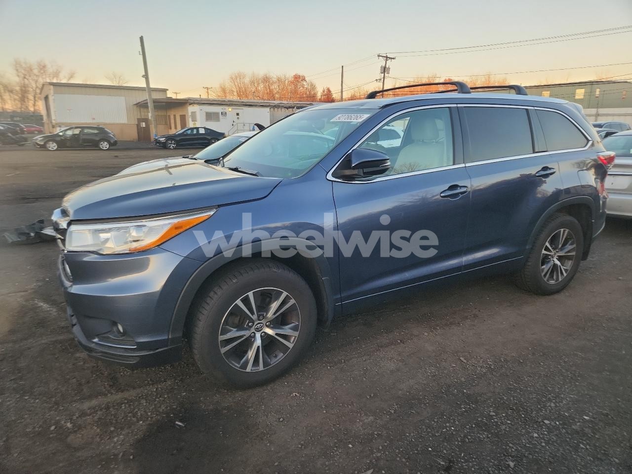 2016 TOYOTA HIGHLANDER XLE (VIN 5TDJKRFH1GS318054) main photo