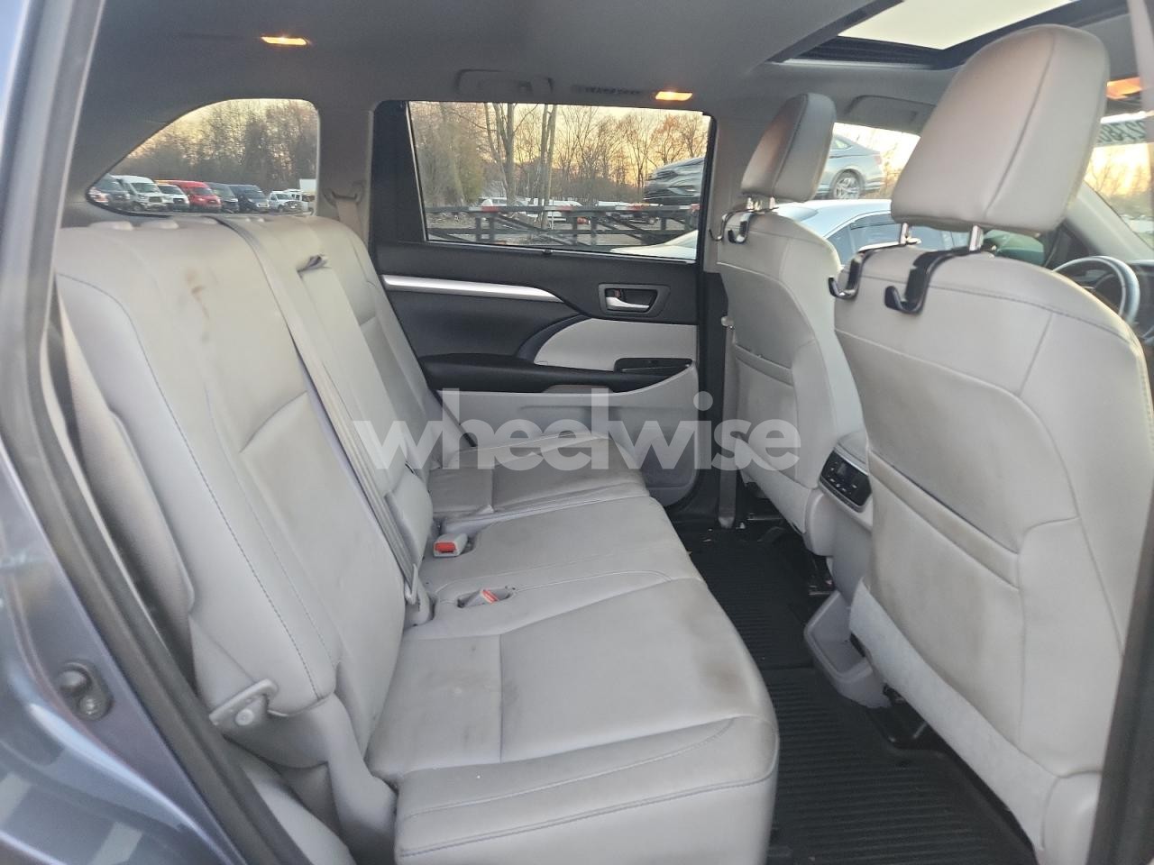 Photo 11 of 2016 TOYOTA HIGHLANDER XLE (VIN 5TDJKRFH1GS318054)