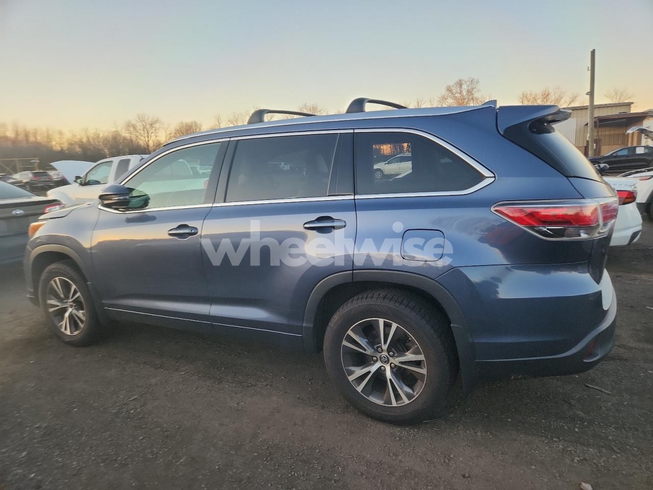 Photo 2 of 2016 TOYOTA HIGHLANDER XLE (VIN 5TDJKRFH1GS318054)